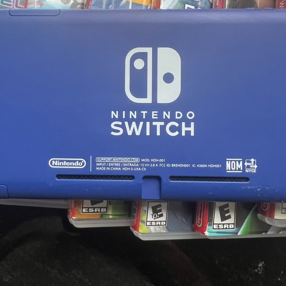 Nintendo Switch Lite with 9 games and $50 Nintendo eshop gift card - Picture 3 of 9